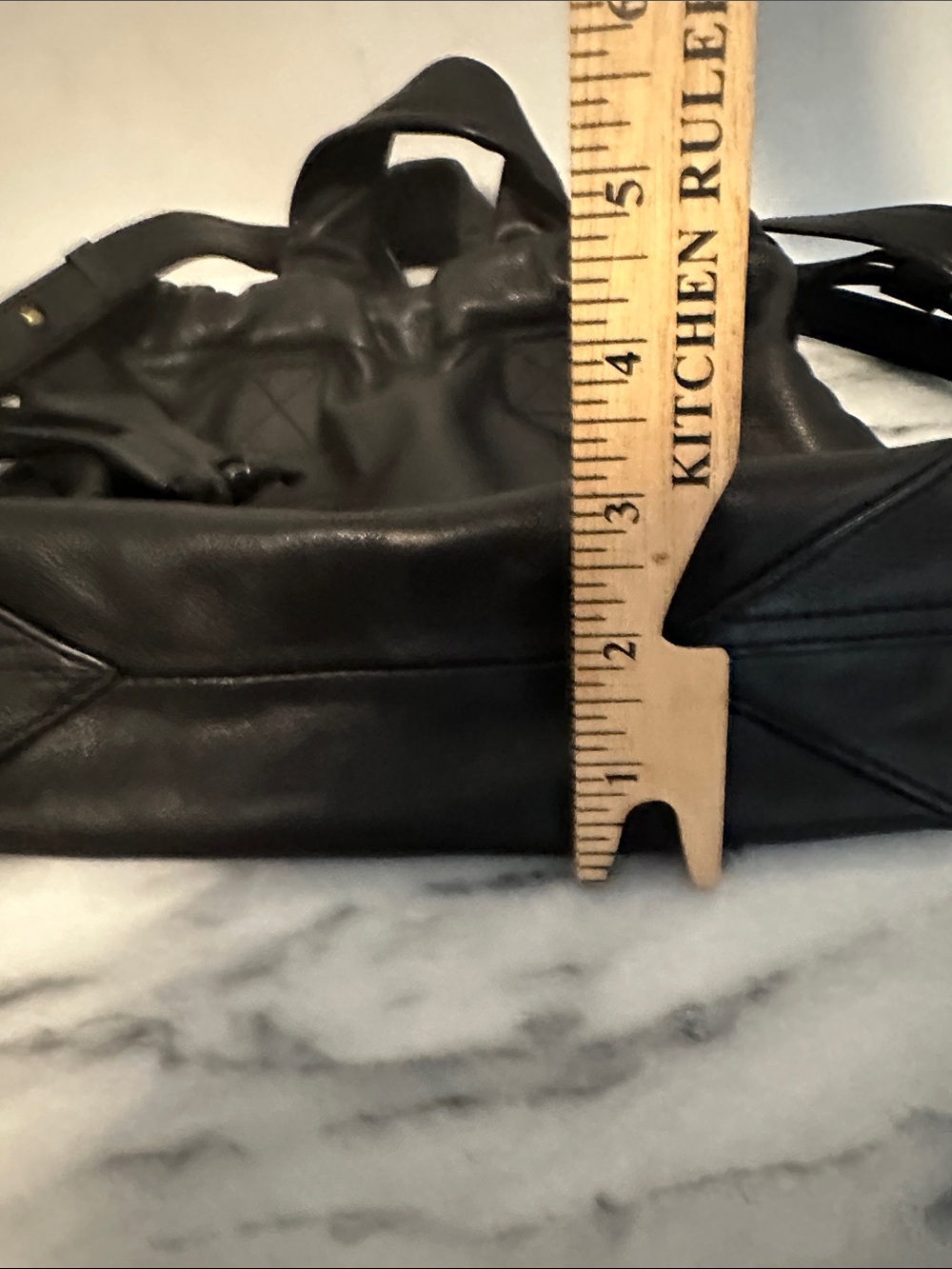 Madewell The Piazza Leather Crossbody bucket bag black leather
Bag in Black - Picture 8 of 12